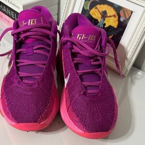 Nike Women's Fuchsia Athletic Shoes